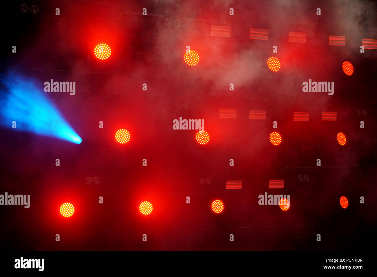 Mehrere Bühne Lichter im Dunkeln, rot Konzert Beleuchtung Stockfoto