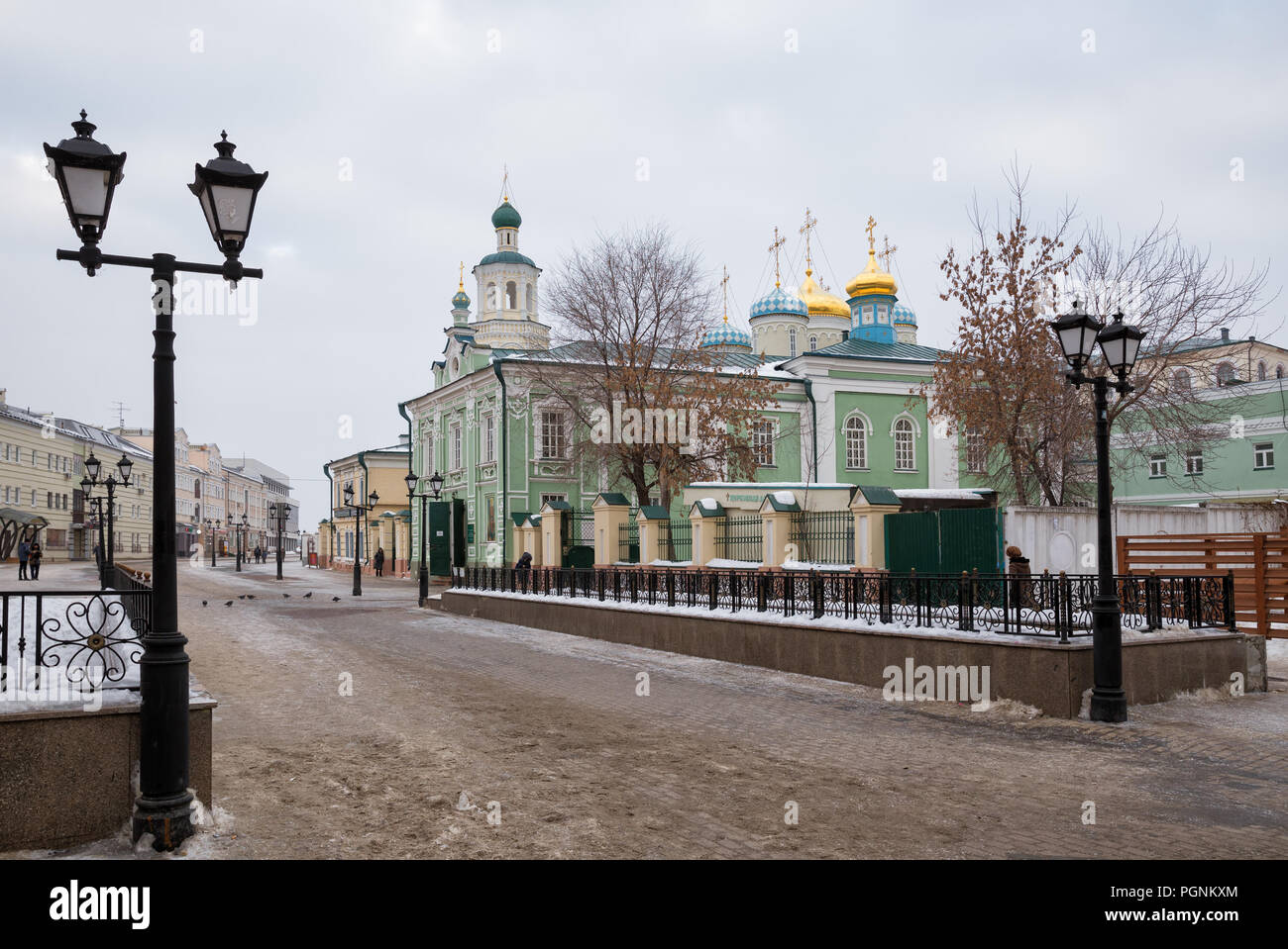Bauman Street und St. Nikolaus Kathedrale im Winter, Kazan, Russland Stockfoto
