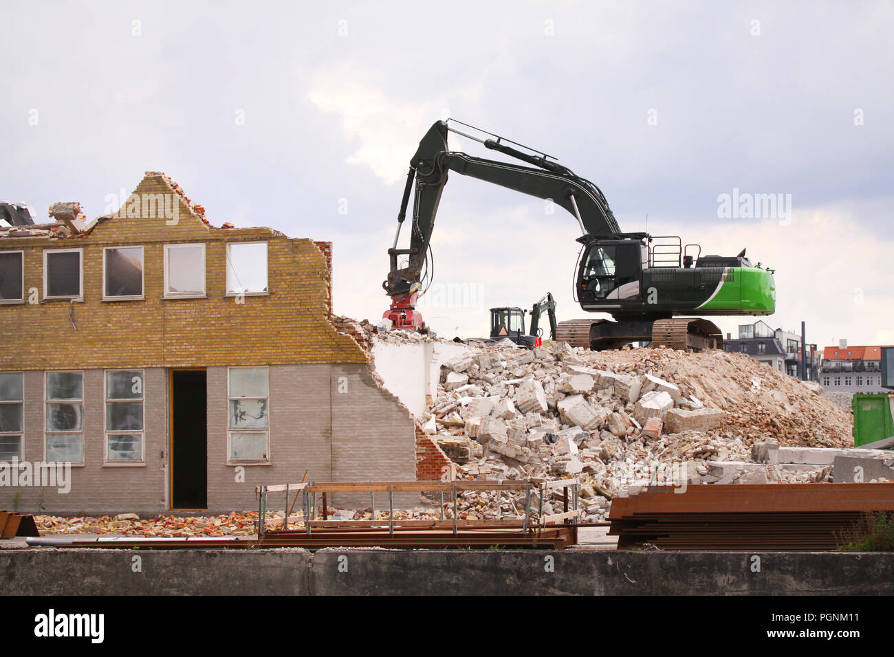 Abriss der Gebäude mit Caterpillar auf der Baustelle Stockfoto