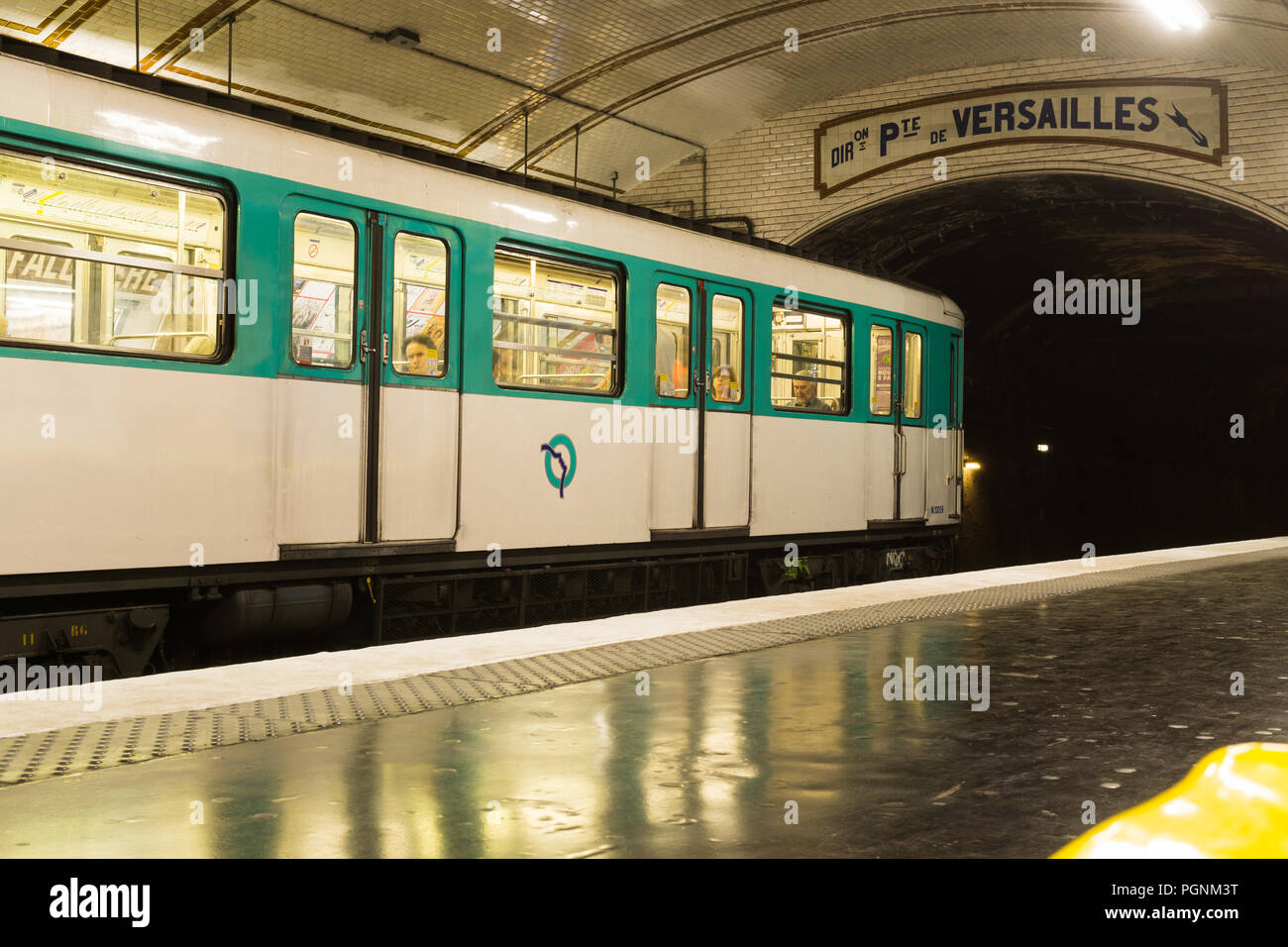 Pariser Metro - alte U-Bahn an der Station in Paris, Frankreich, Europa stoppen. Stockfoto