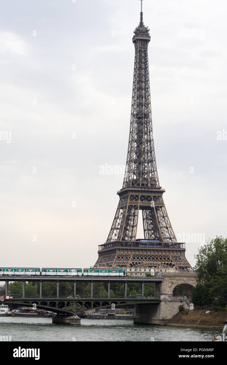 Eiffelturm und dem Bir Hakeim Brücke in Paris, Frankreich. Stockfoto