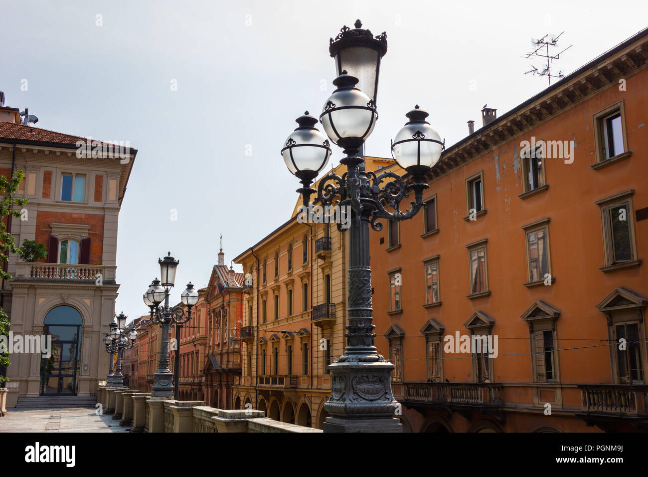Straßenlaternen und Fassaden in Bologna, Italien Stockfoto
