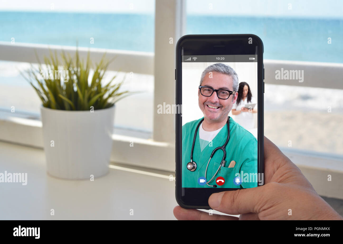 Smartphone Video Call zu sprechen Arzt Stockfoto