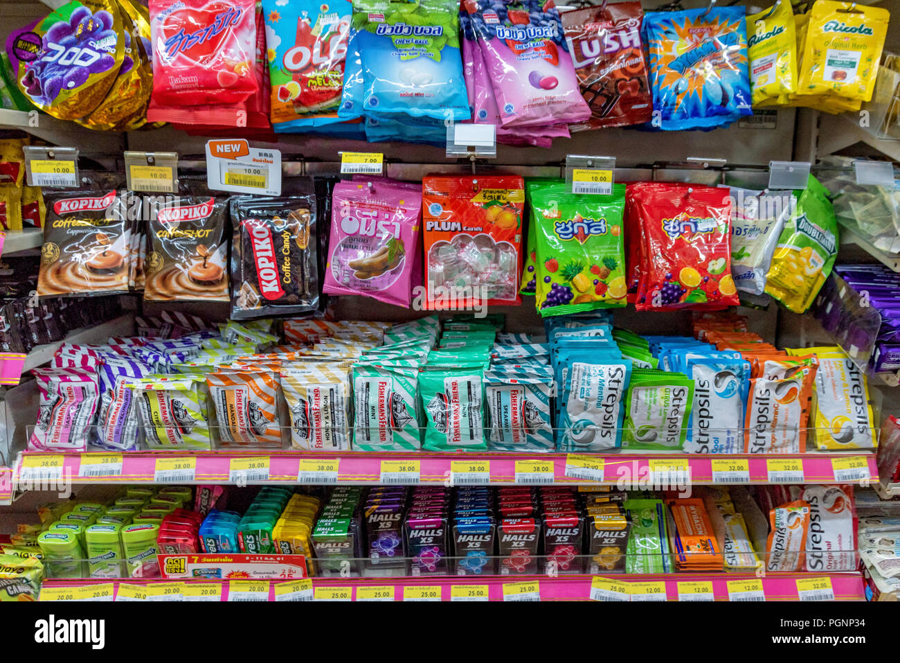 PATTAYA, THAILAND - 10. Juli: Regal mit Süßigkeiten und Bonbons in ein kleiner 7-Eleven-Supermarkt am 10. Juli 2018 in Pattaya. Stockfoto