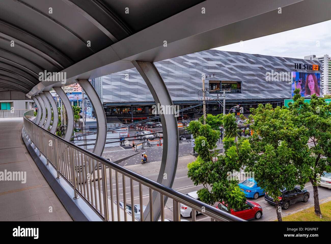 BANGKOK, THAILAND - 15. Juli: Ansicht der Street Shopping Mall und moderne Fußgängerbrücke Überführung in Ratchada am 15. Juli 2018 in Bangkok. Stockfoto