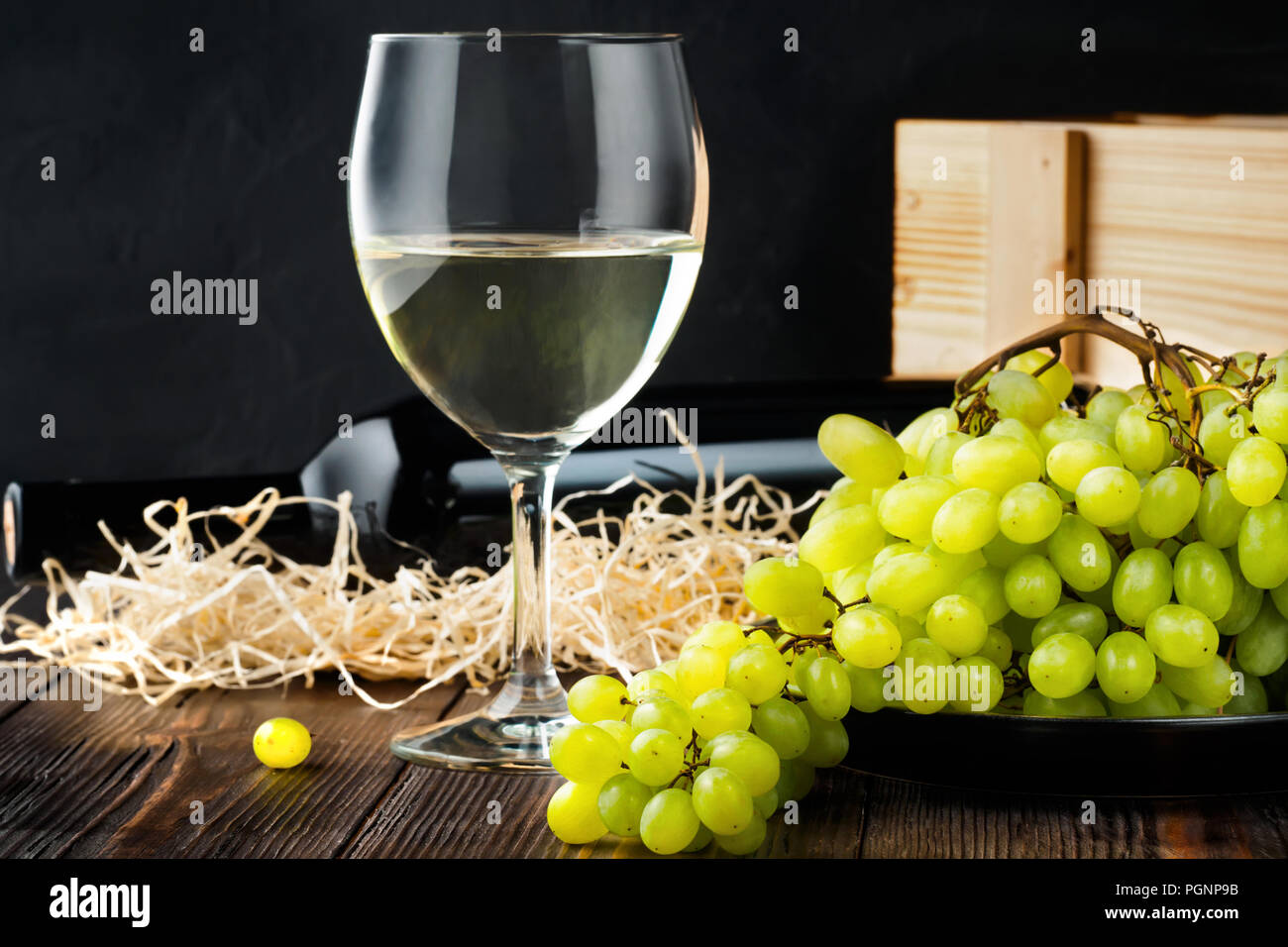 Weiß wineglass und weiß gelb grün Trauben von berry Trauben mit Flasche Stockfoto