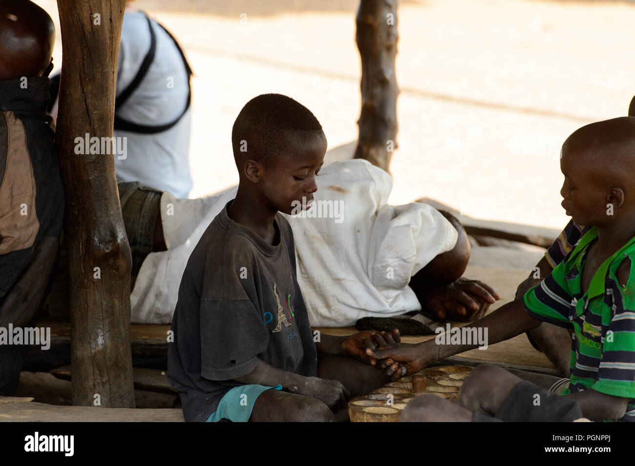 GHANI, GHANA - Jan 14, 2017: Unbekannter ghanaischen Jungs in der ghani Dorf spielen. Ghana Kinder leiden der Armut wegen der schlechten Konjunktur. Stockfoto