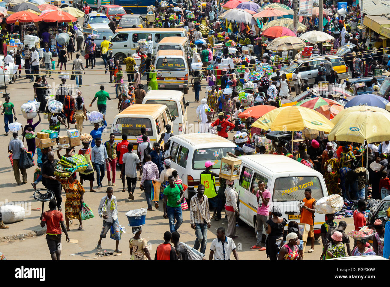 KUMASI, GHANA - Jan 15, 2017: Unbekannter ghanaischen Leute kaufen und verkaufen Ware auf Kumasi Markt. Ghana Menschen leiden unter der Armut aufgrund der schlechten econ Stockfoto