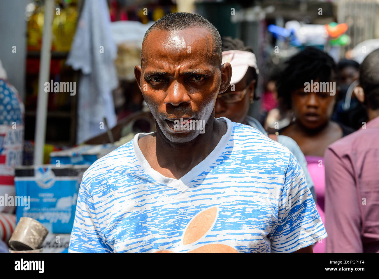 KUMASI, GHANA - Jan 15, 2017: Unbekannter ghanaischen Mann Spaziergänge an der Kumasi Markt. Ghana Menschen leiden unter der Armut wegen der schlechten Konjunktur. Stockfoto