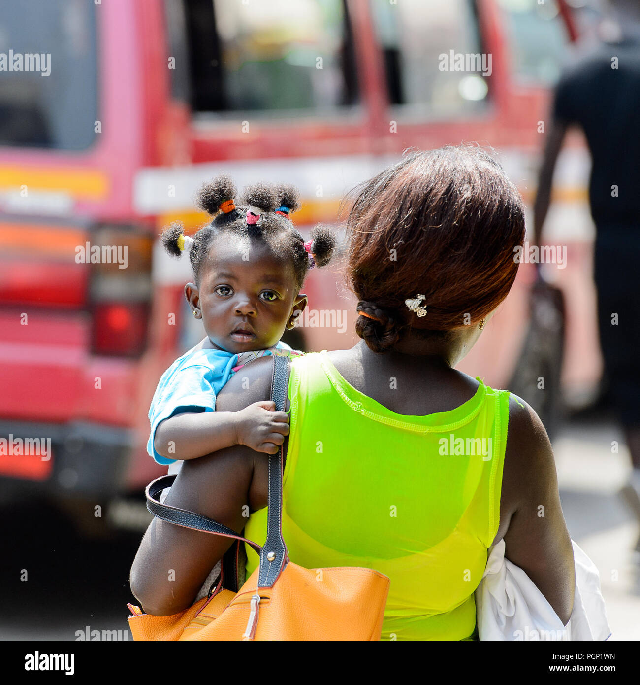 KUMASI, GHANA - Jan 15, 2017: Unbekannter ghanaischen Baby Mädchen von ihrer Mutter an der Kumasi Markt durchgeführt. Ghana Kinder leiden der Armut durch t Stockfoto