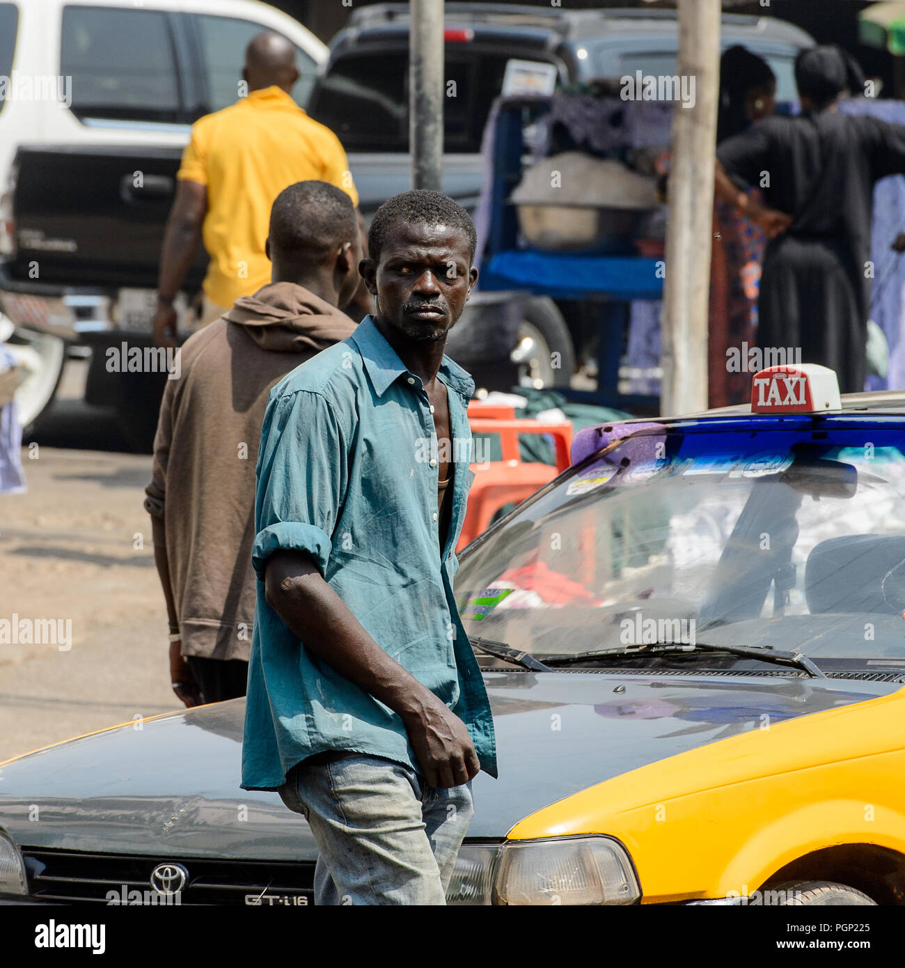 KUMASI, GHANA - Jan 15, 2017: Unbekannter ghanaischen Mann Spaziergänge an der Kumasi Markt. Ghana Menschen leiden unter der Armut wegen der schlechten Konjunktur. Stockfoto