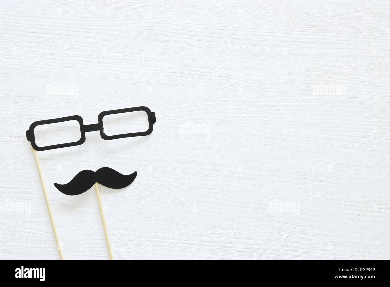 Ansicht von oben Bild von funny Photo Booth Requisiten für die Partei über weißen Hintergrund. Stockfoto