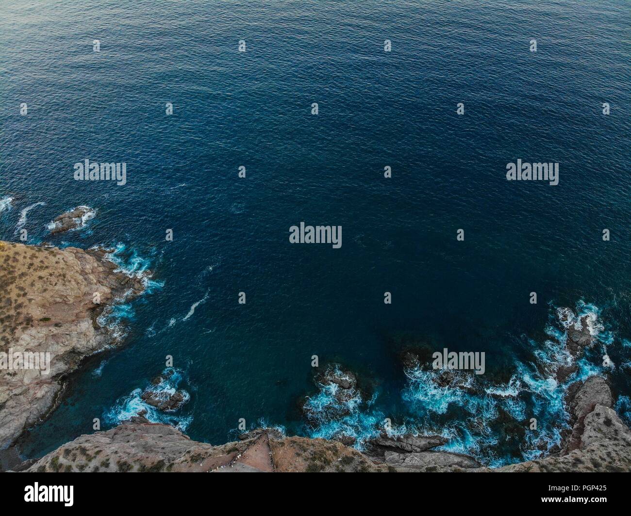 Vista aérea del Mar y paisaje de San Carlos, Sonora, Mexiko. Oleaje del Oceano a la orilla de un Cerro. Golfo de California (Foto: Luis Gutiérrez Stockfoto