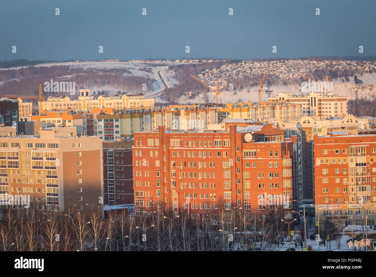 Kemerovo, Russland - Januar 30, 2018 - Luftbild Winter Blick auf vorgefertigte mehrstöckigen Wohngebäuden Stockfoto