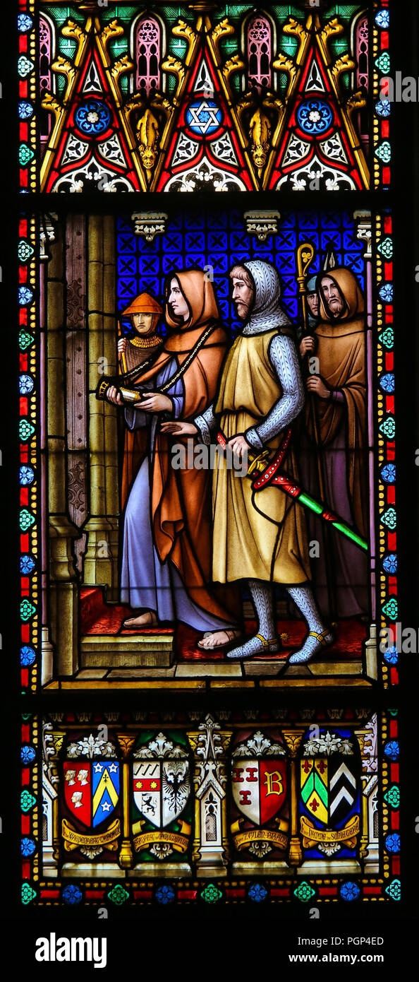 Glasmalereien in der Basilika des Heiligen Blutes in Brügge, Belgien, mit der Darstellung der Reliquie des Heiligen Blut aus dem Heiligen Land von Crusader Thier gebracht Stockfoto