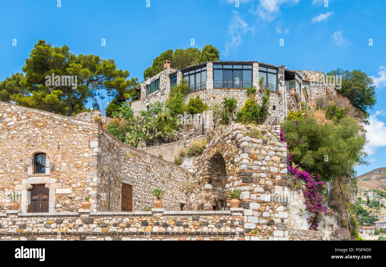 Malerische Anblick in Castelmola, ein mittelalterliches Dorf oberhalb von Taormina gelegen, auf der Spitze des Berges Mola. Sizilien, Italien. Stockfoto