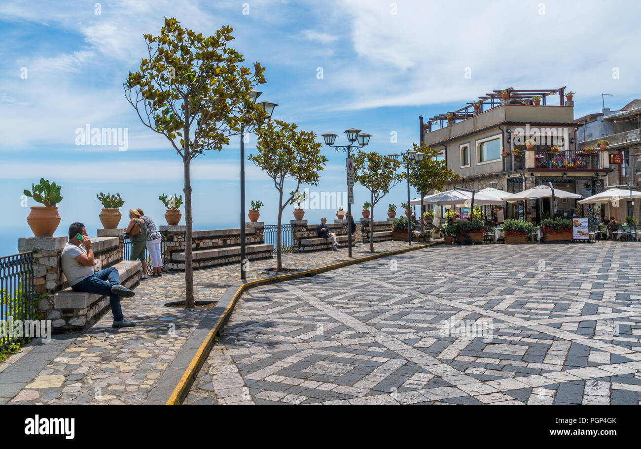 Malerische Anblick in Castelmola, ein mittelalterliches Dorf oberhalb von Taormina gelegen, auf der Spitze des Berges Mola. Sizilien, Italien. Stockfoto