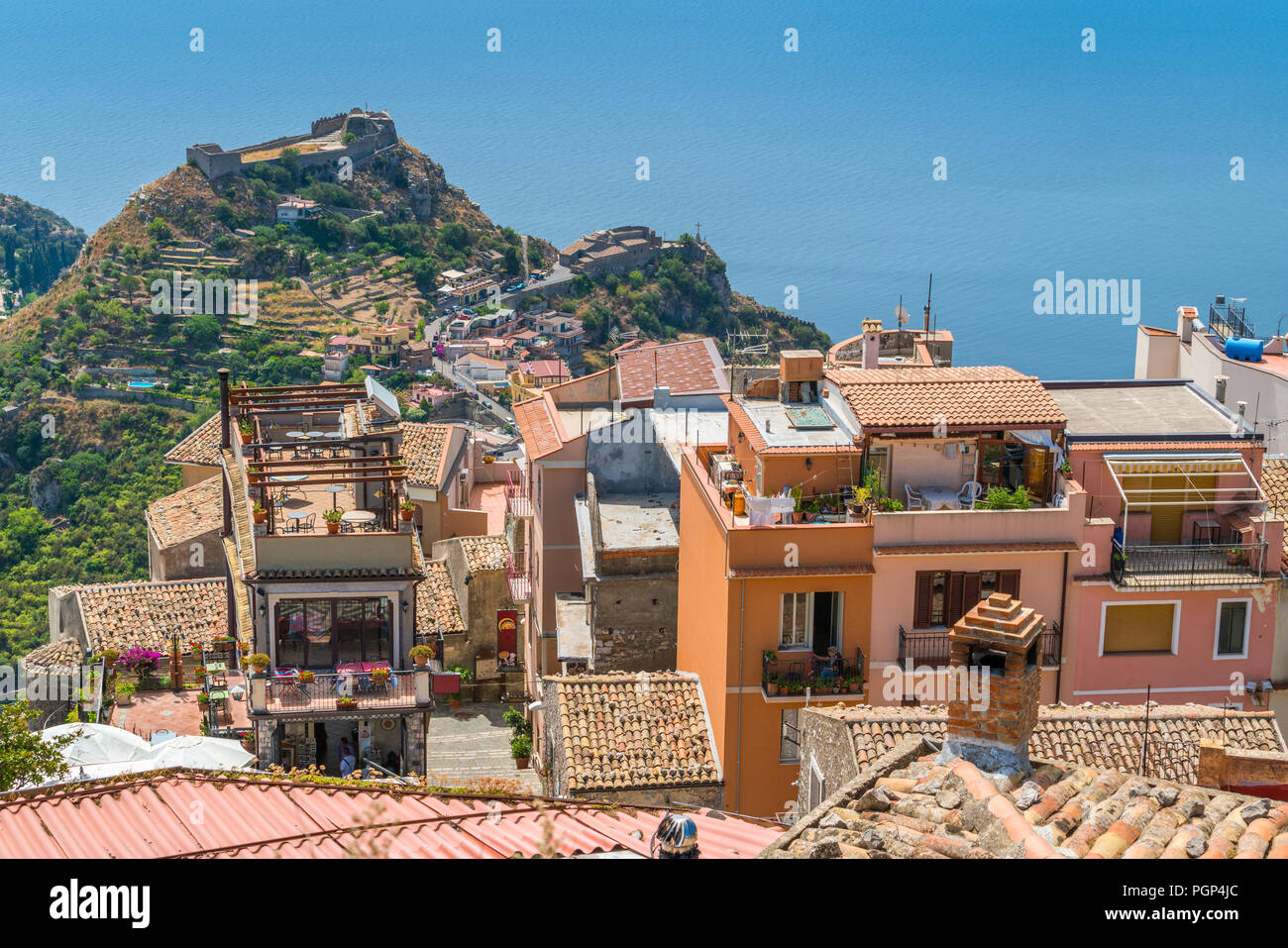 Malerische Anblick in Castelmola, ein mittelalterliches Dorf oberhalb von Taormina gelegen, auf der Spitze des Berges Mola. Sizilien, Italien. Stockfoto