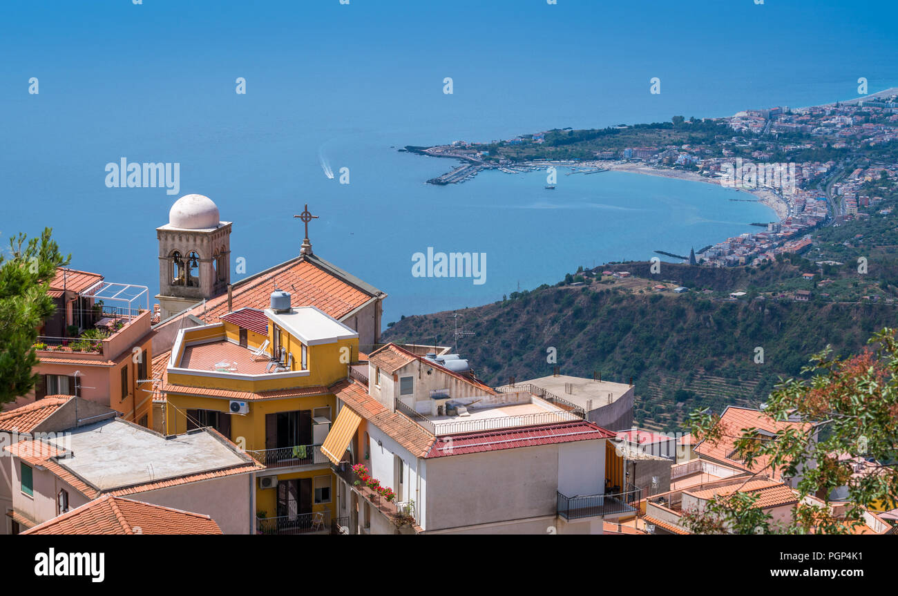 Malerische Anblick in Castelmola, ein mittelalterliches Dorf oberhalb von Taormina gelegen, auf der Spitze des Berges Mola. Sizilien, Italien. Stockfoto