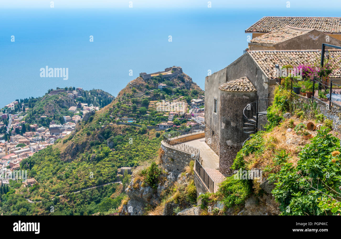Malerische Anblick in Castelmola, ein mittelalterliches Dorf oberhalb von Taormina gelegen, auf der Spitze des Berges Mola. Sizilien, Italien. Stockfoto