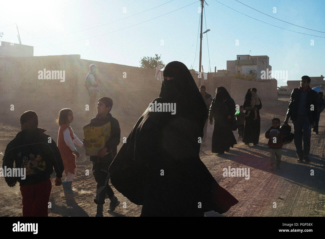 Menschen entkamen aus Mossul zu den Flüchtlingen Lager gehen, während der Offensive gegen ISIS. Gagjali (IQ) 2016/Nov/2016. Stockfoto