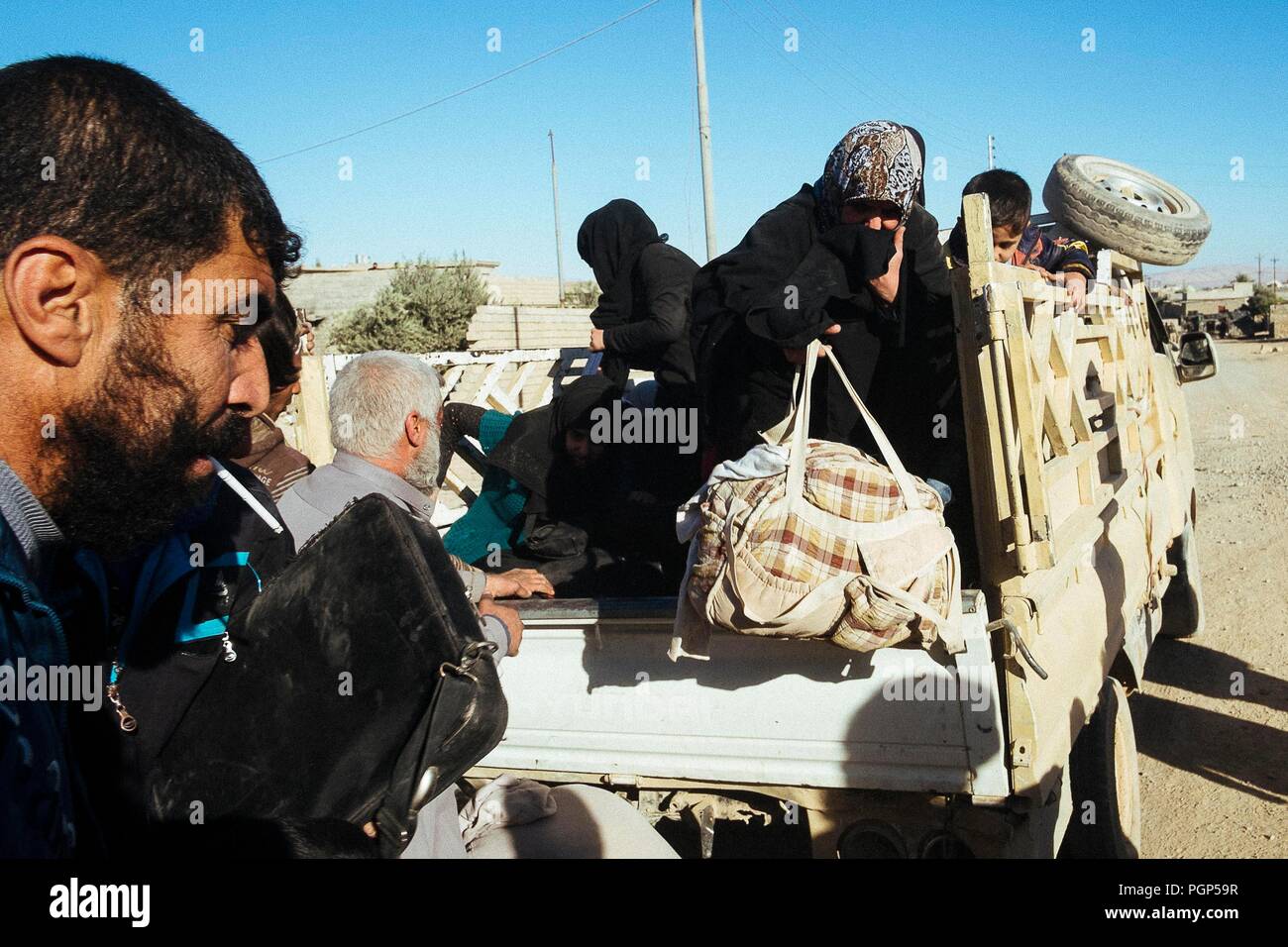 Menschen entkamen aus Mossul zu den Flüchtlingen Lager gehen, während der Offensive gegen ISIS. Gagjali (IQ) 2016/Nov/26. Stockfoto