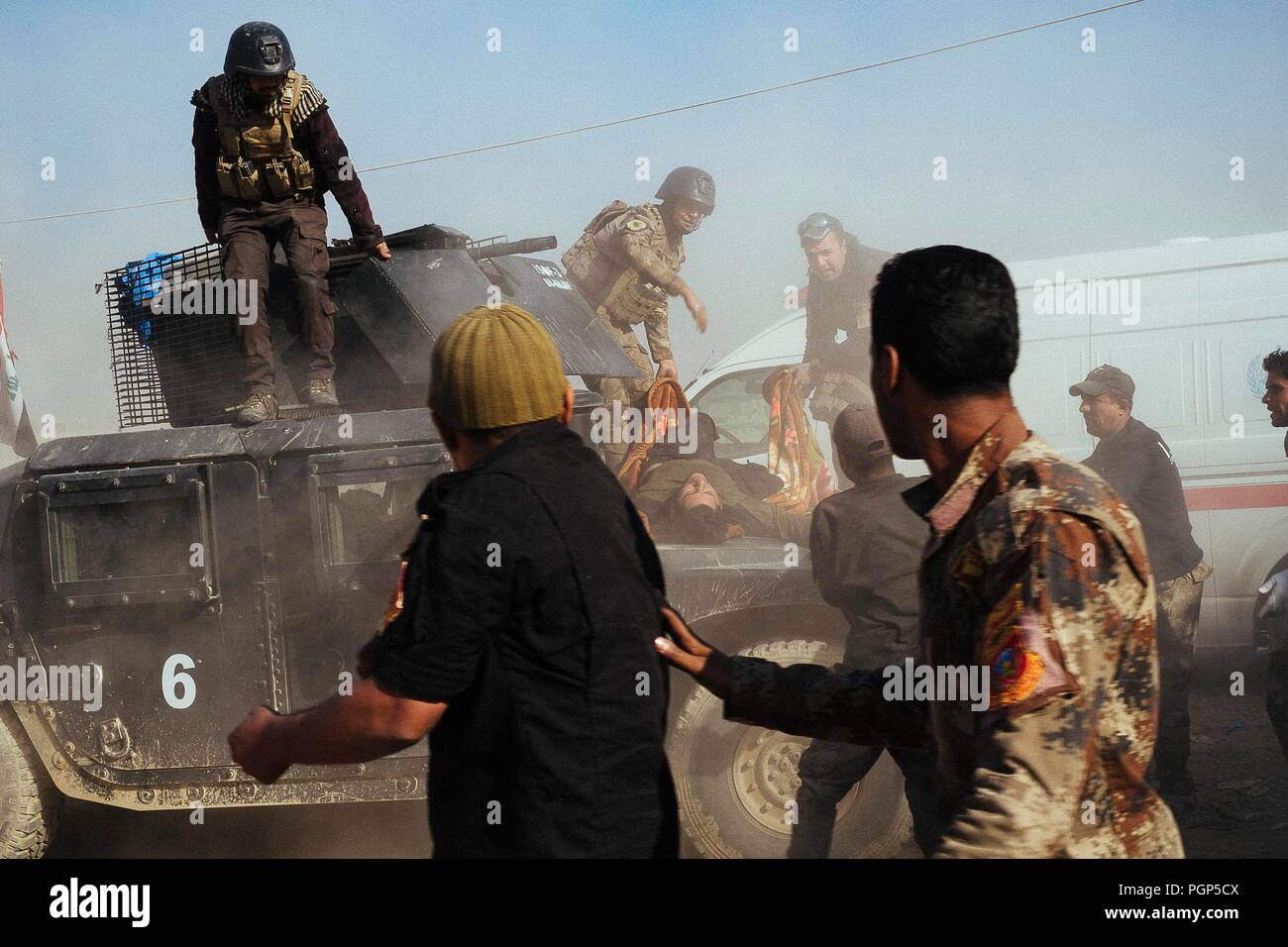 Das Krankenhaus von Gagjali, einem Vorort von Mosul, während der Offensive gegen ISIS. Die Soldaten brachten ein verletzter Soldat mit einem Humvee zum Krankenhaus. Gaja Stockfoto