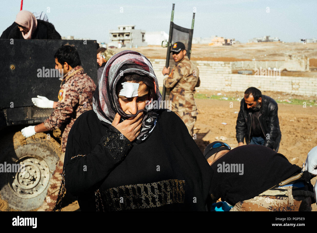 Das Krankenhaus von Gagjali, einem Vorort von Mosul, während der Offensive gegen ISIS. Eine Frau außerhalb des Krankenhauses besorgt um ihren Angehörigen. Gagjali Stockfoto