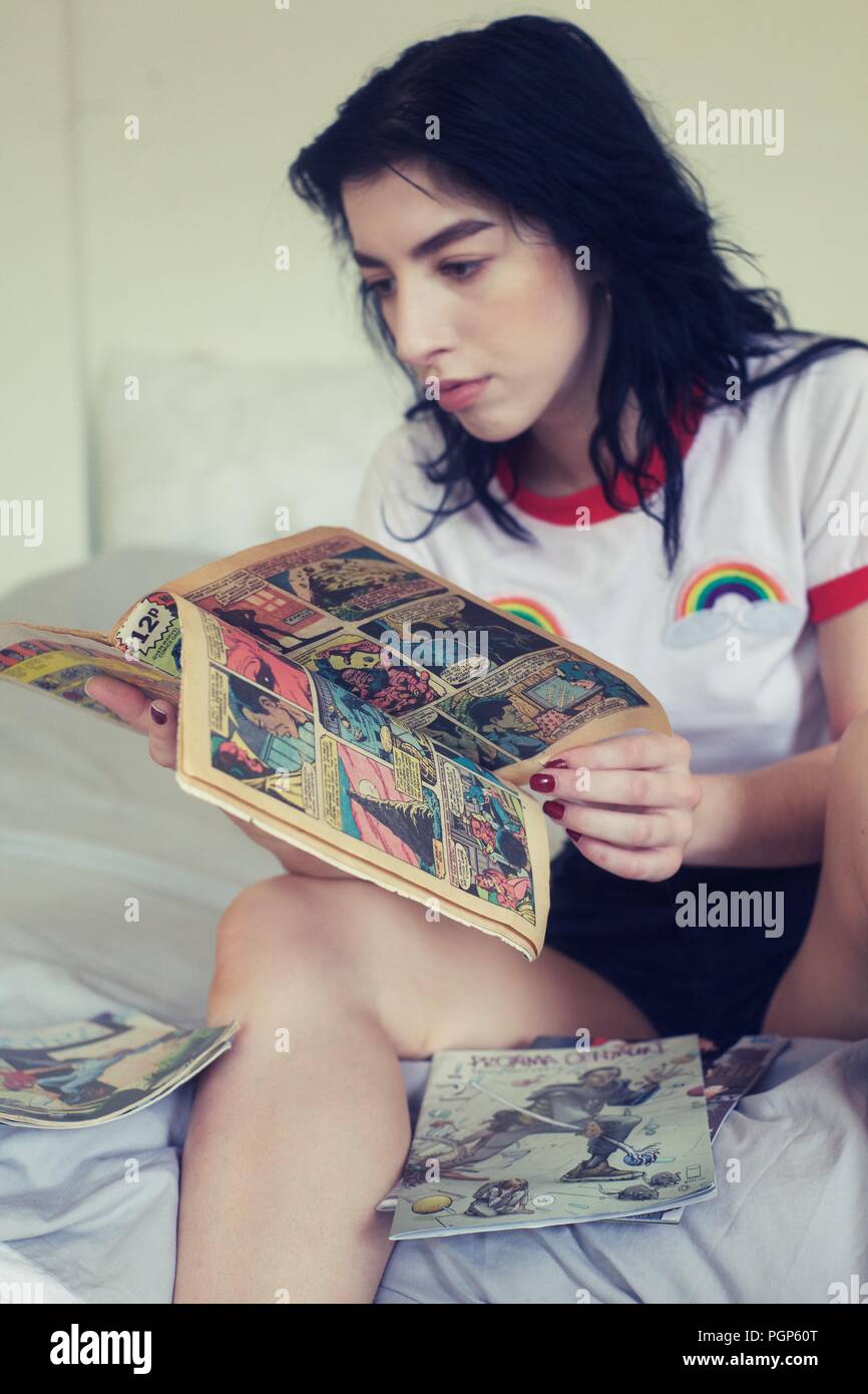 Mädchen Lesen von Comics Stockfoto
