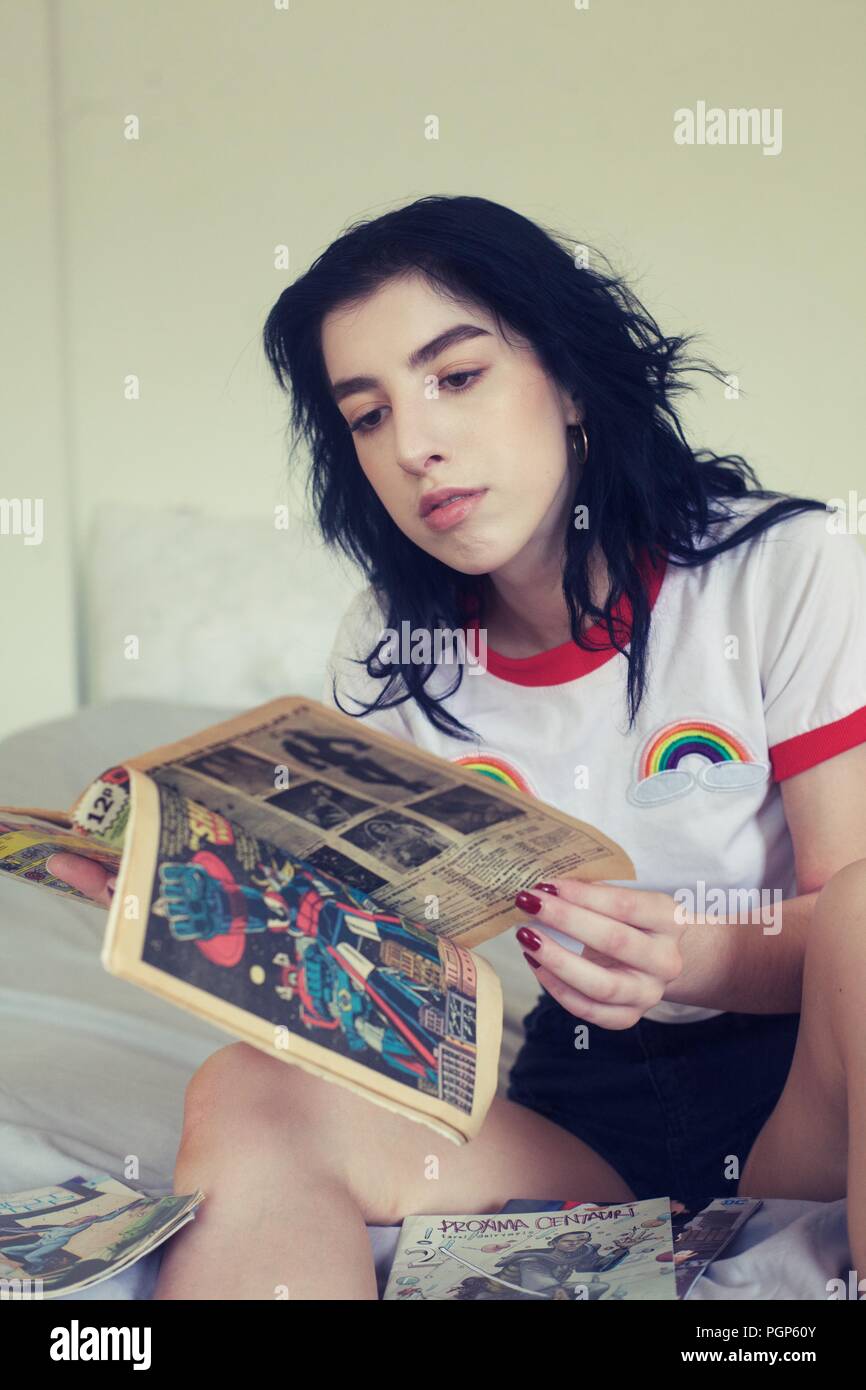 Mädchen Lesen von Comics Stockfoto