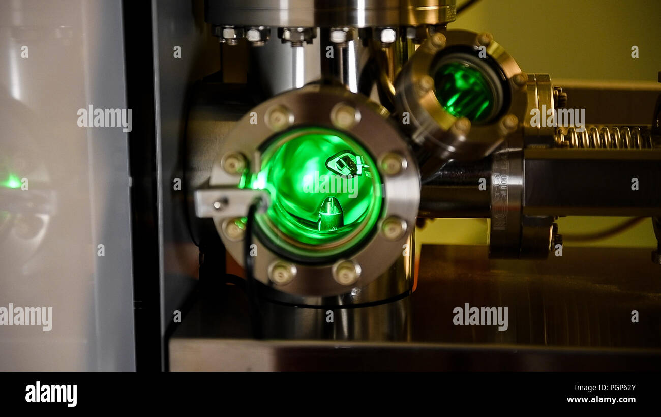 In einer versiegelten, super-gekühlte Vakuum, Armee Wissenschaftler einen Laser- oder ein Spannungsimpuls, der Wissenschaftler ionisieren die Atome innerhalb der kleinen Tipp, wodurch die einzelnen Ionen zu Feld von der Oberfläche verdunsten. Die verdampften Ionen werden analysiert und identifiziert, die eine 3-D-Modell mit nahezu atomarer Auflösung. (U.S. Armee Foto von David McNally) Stockfoto