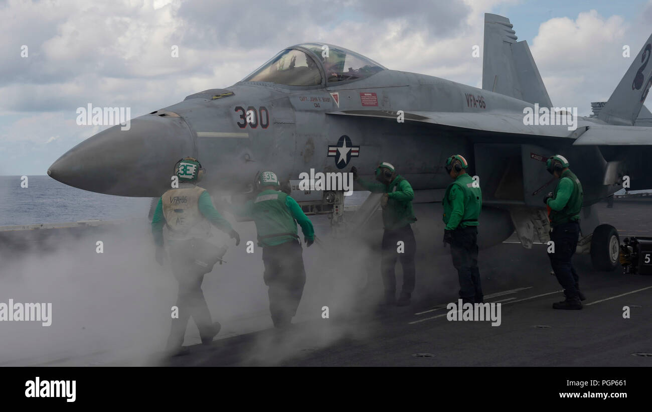 180825-N-AG 490-0356 ATLANTIK (Aug. 25, 2018) Segler bereiten Sie eine F/A-18E Super Hornet aus der Sidewinders von Strike Fighter Squadron (VFA) 86 auf dem Flugdeck der Nimitz-Klasse Flugzeugträger USS Abraham Lincoln (CVN 72) starten. Abraham Lincoln wird derzeit die Durchführung von Carrier Qualifikationen. (U.S. Marine Foto von Mass Communication Specialist Seaman Maxwell Anderson/Freigegeben) Stockfoto