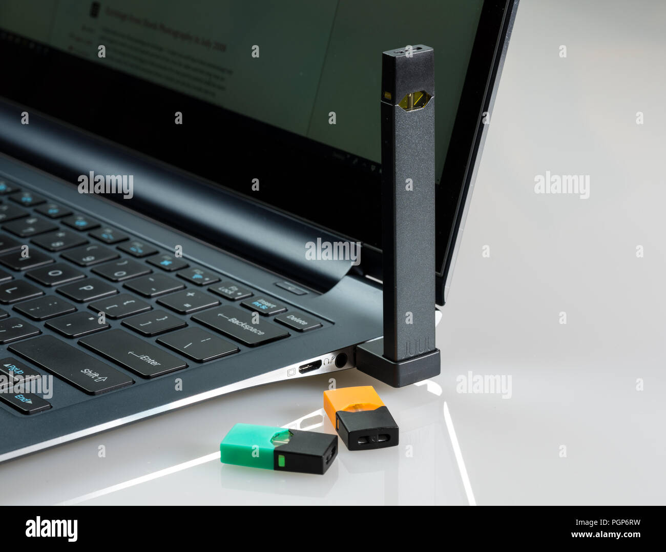 JUUL Nikotin dispenser Beng in Laptop mit Aroma Kaffeepads aufgeladen Stockfoto