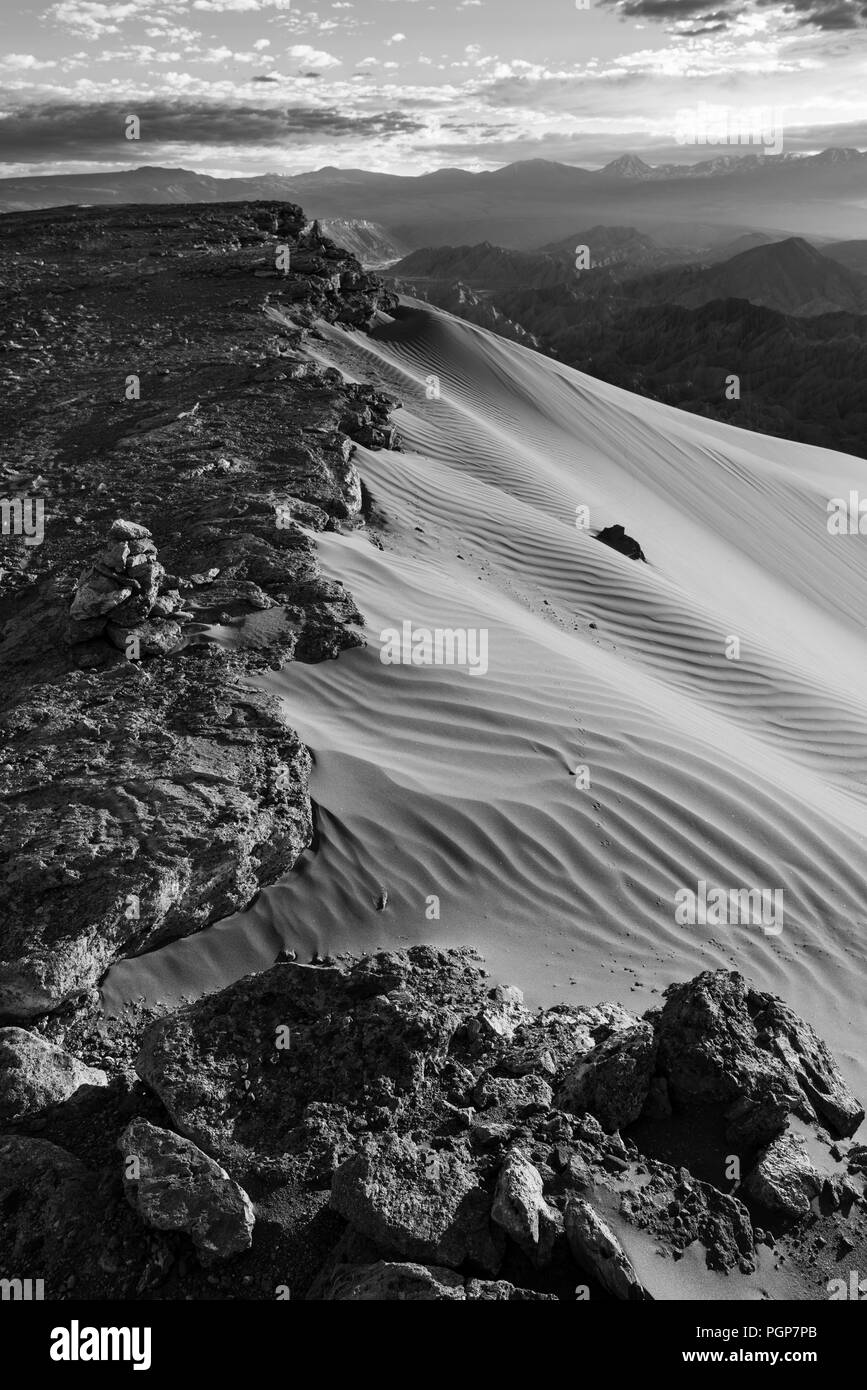 Valle de La Muerte (Death Valley): ein Tal, wo gigantische Dünen und Felsen im Überfluss. In der Nähe von San Pedro de Atacama und das Valle de la Luna in Chile, Stockfoto