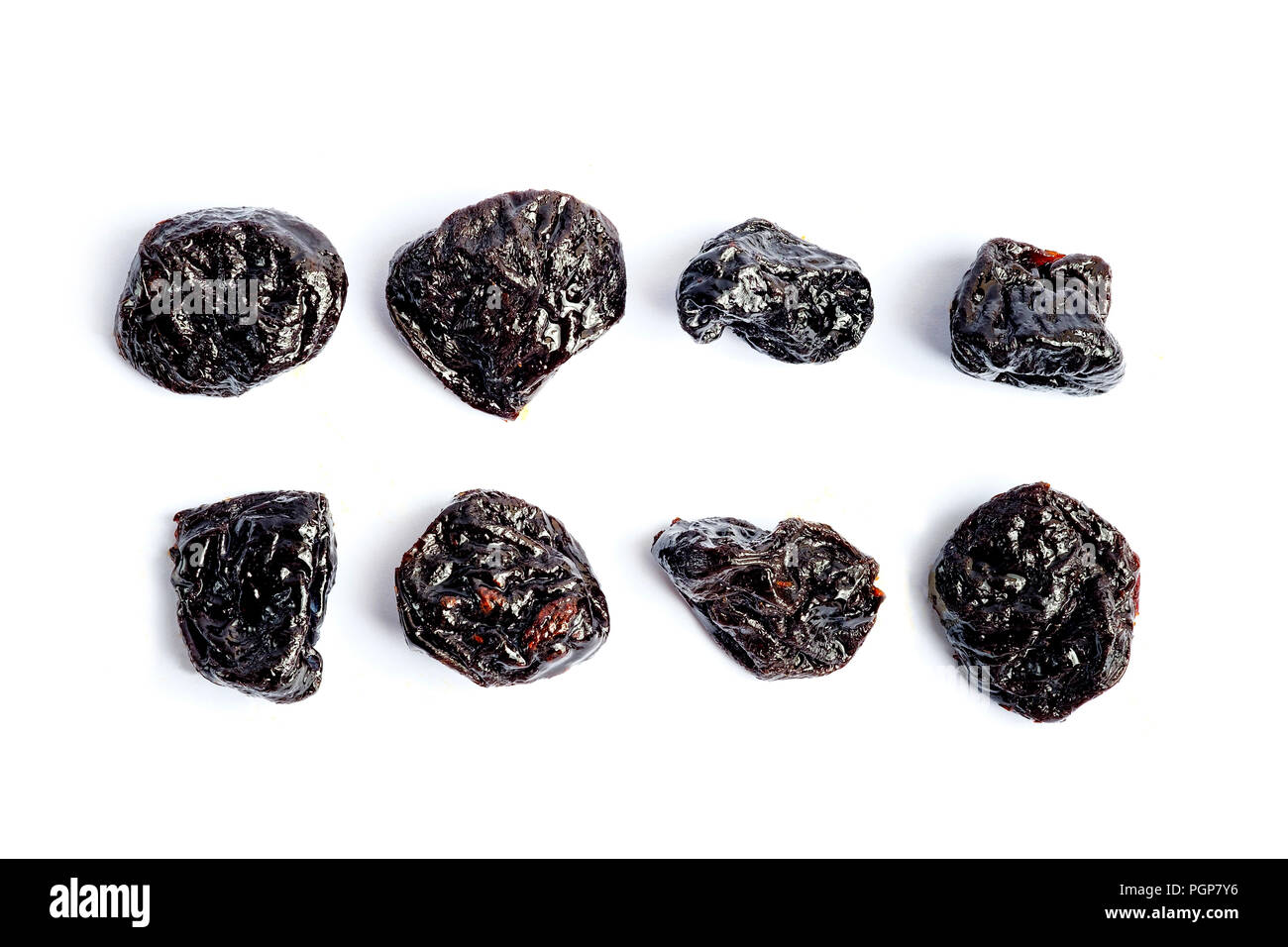 Blick von oben auf die Pflaumen auf weißem Hintergrund Stockfoto
