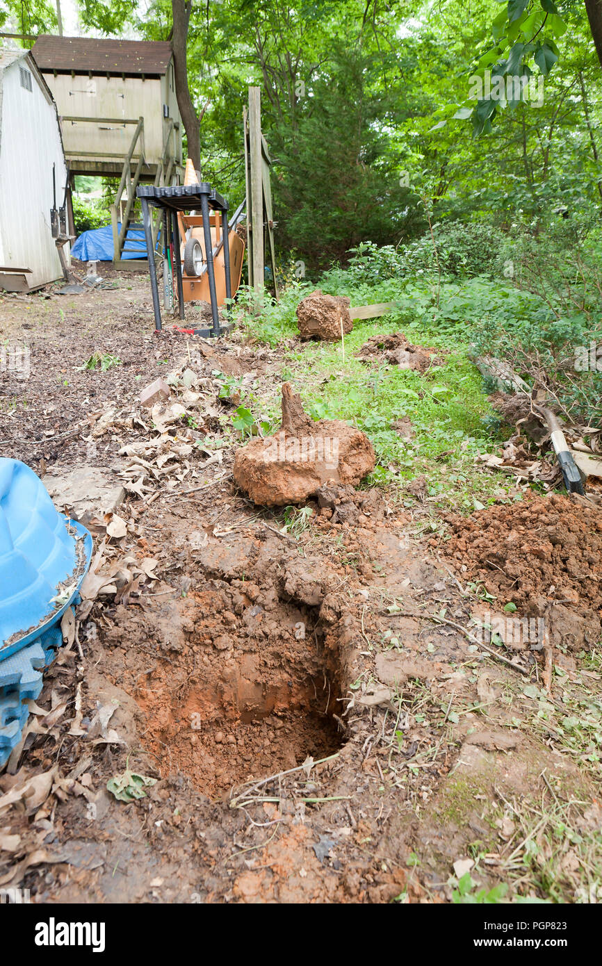 Zaunpfosten Löcher im Boden während Zaun Reparaturen - USA Stockfoto