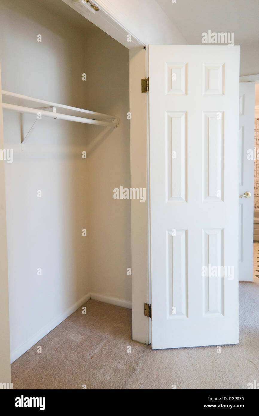Schrank in einer kleinen Wohneinheit in weiß lackiert - USA Stockfoto