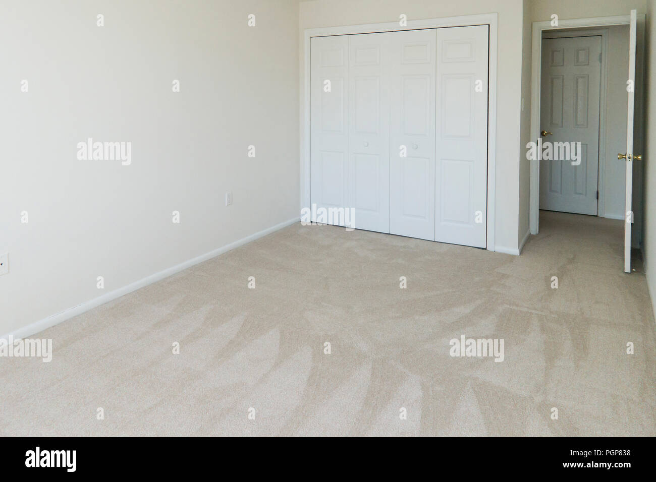 Kleine leere Teppichboden Schlafzimmer in einer Wohneinheit - USA Stockfoto