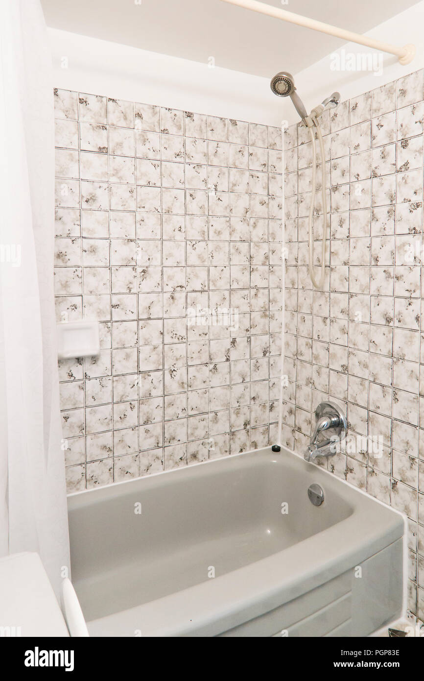 Kleine Dusche und Wanne in der Wohneinheit - USA Stockfotografie - Alamy