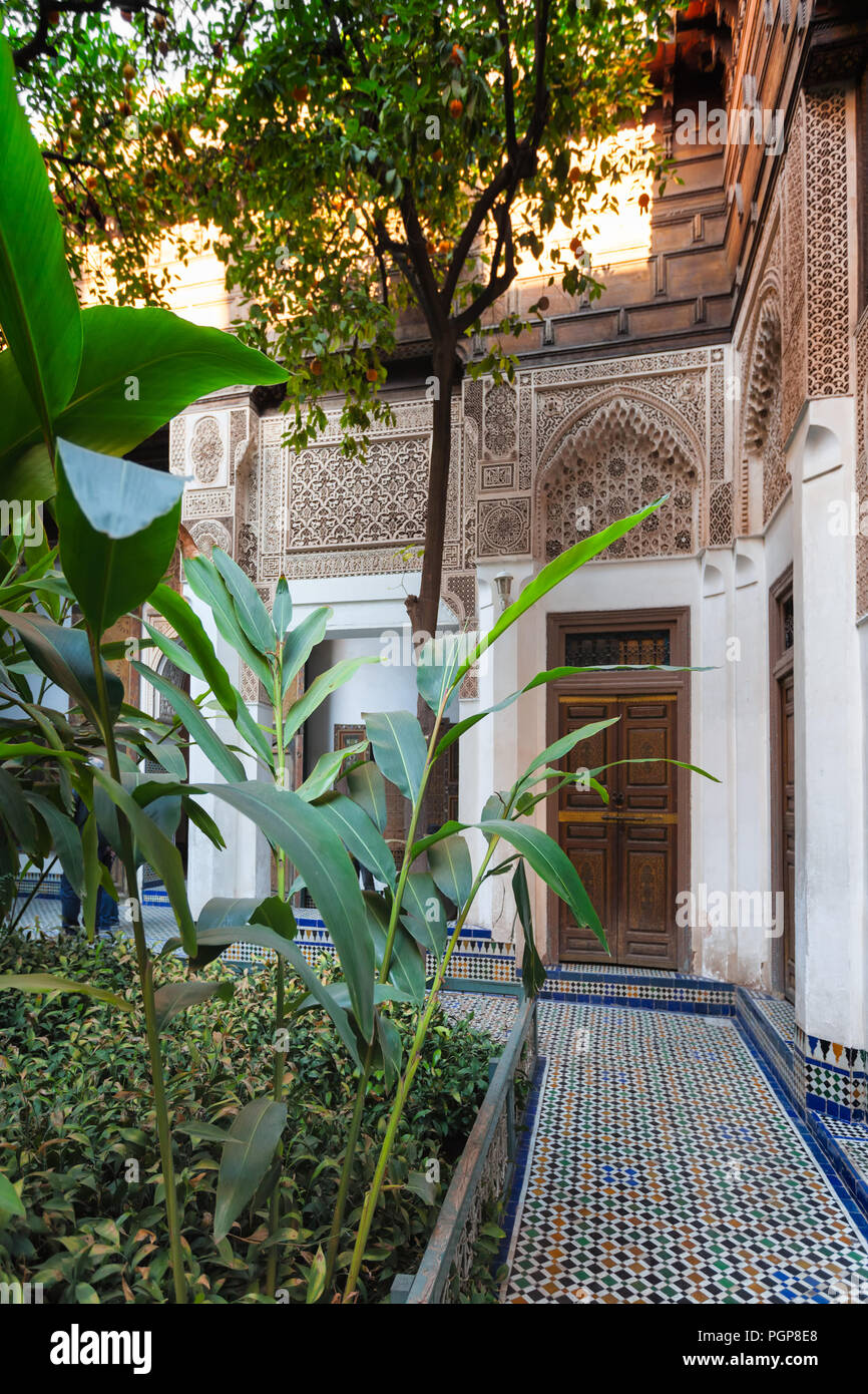 Im marokkanischen Stil. Innenbereich Fliesen- Innenhof Garten mit tropischen Pflanzen und Bäumen. Ort: Marrakesch Stockfoto