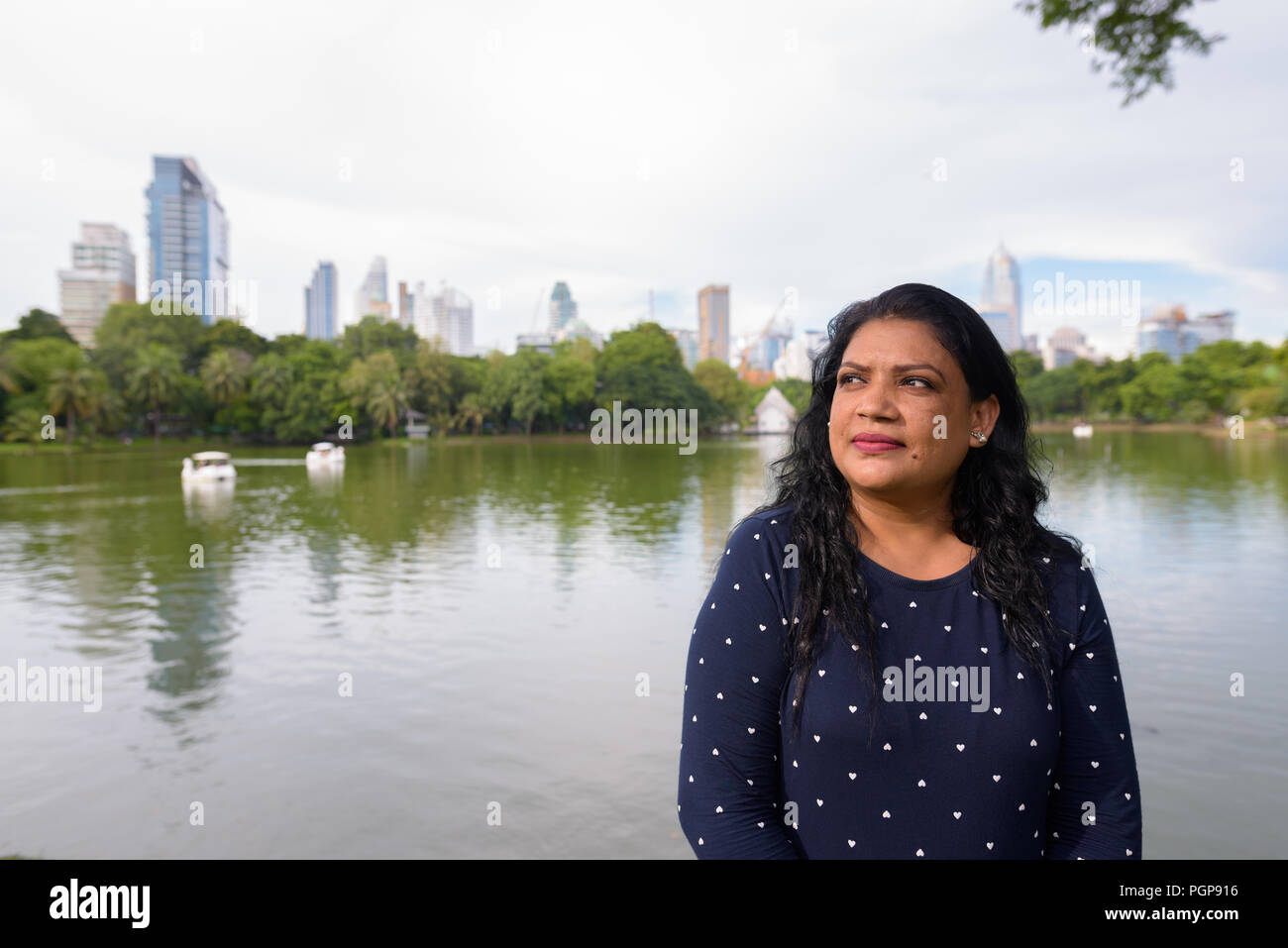 Portrait von Reifen indische Frau Entspannung im Park Stockfoto