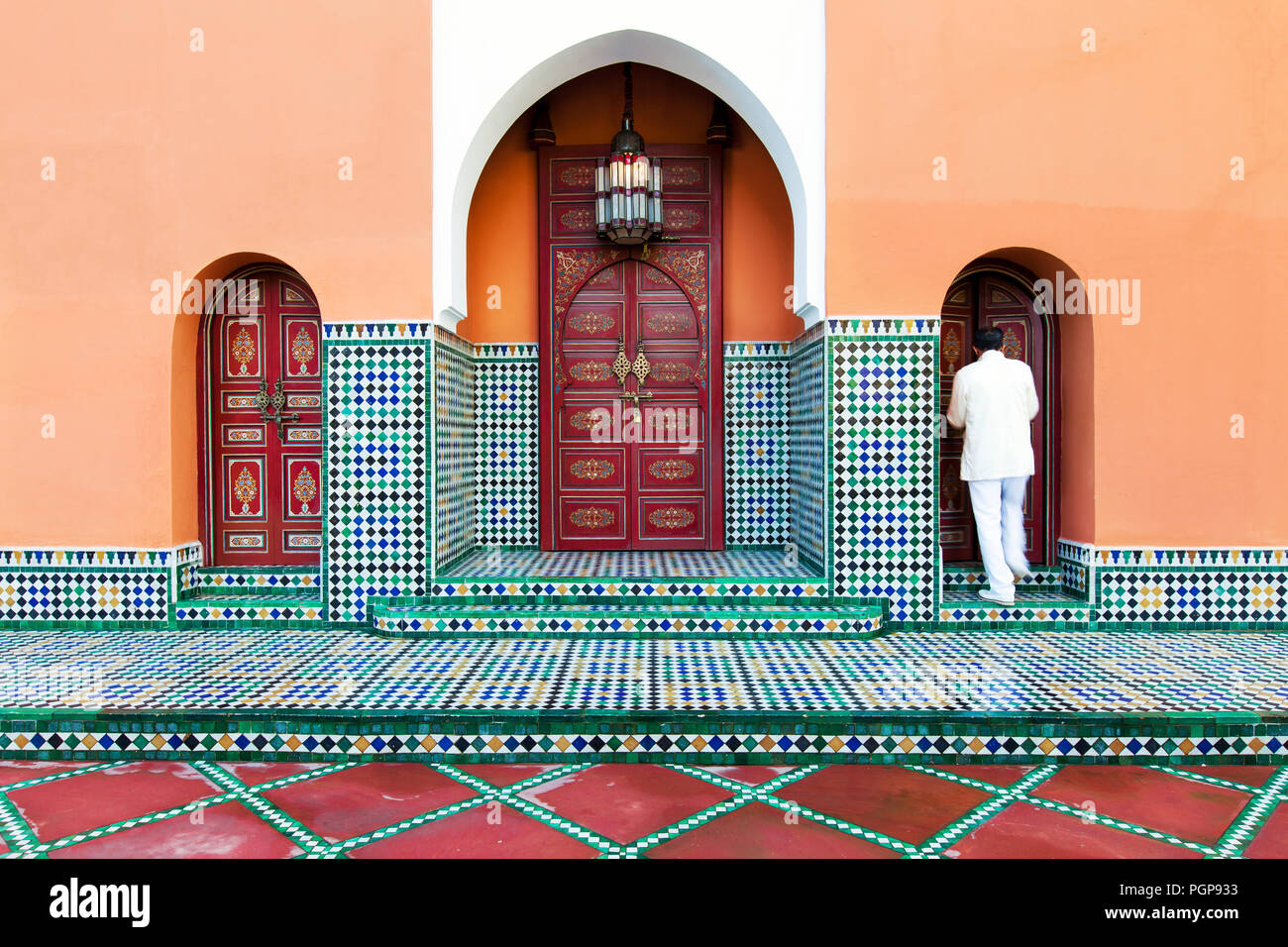 Marokkanische Fliesen- außen mit mehreren Bögen und kunstvoll bemalte Türen eines eleganten Garten Pavillon. Ort: Marrakesch Hotel La Mamounia Stockfoto