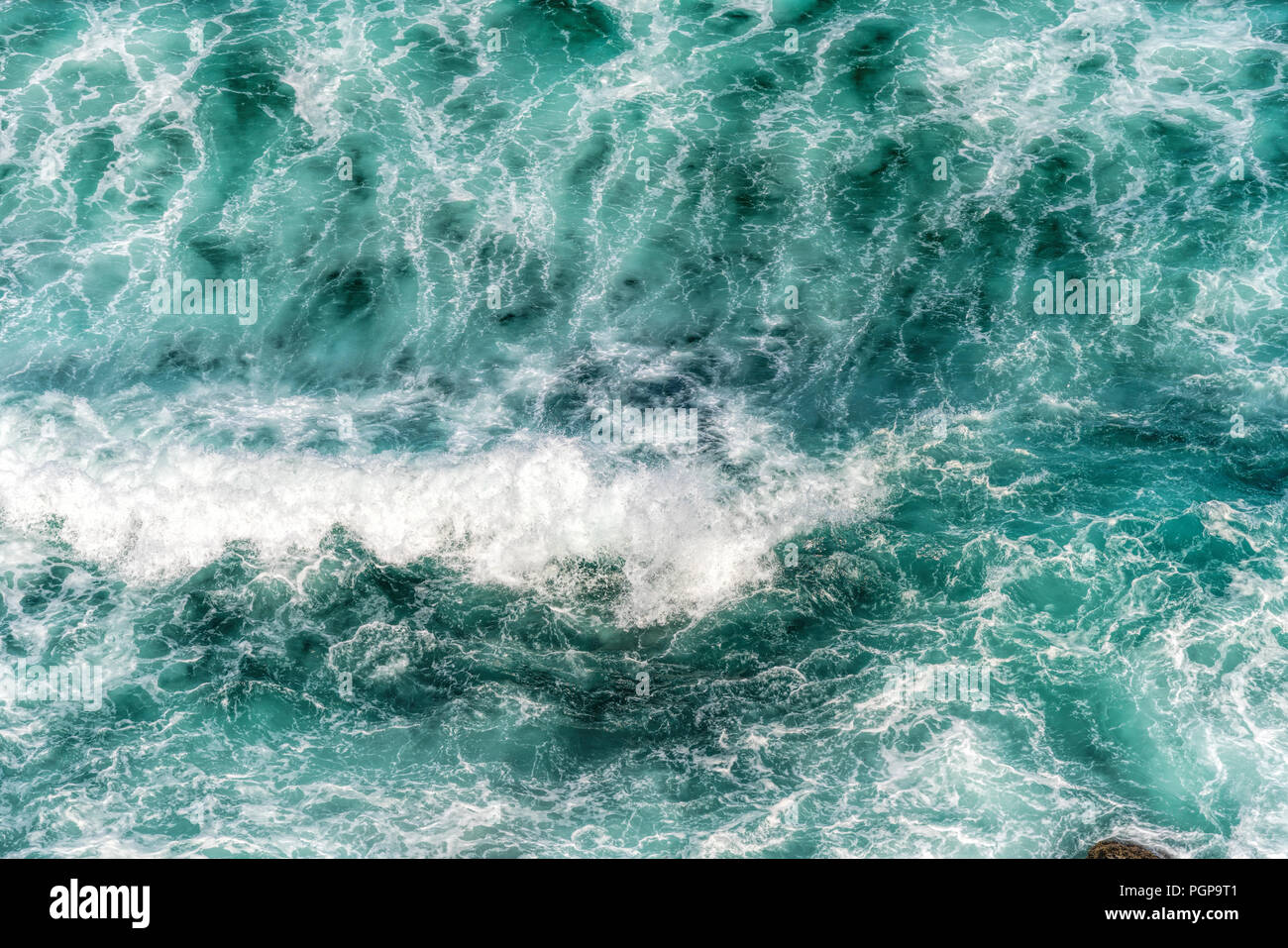 Meer Wasser brechen an der felsigen Küste in Sintra, Portugal Stockfoto