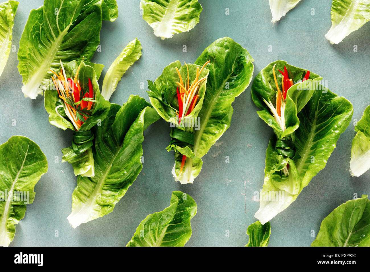 Pflanzliche Rolle mit Salatblättern romaine, Paprika, Karotte und Gurke Ansicht von oben. Gemüse Snacks. Raw Food Konzept Stockfoto