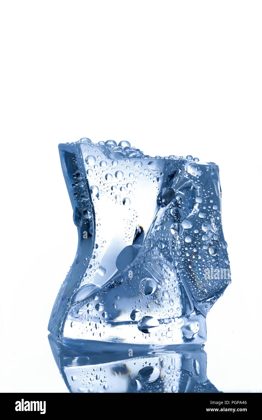 Single ice cube mit Wassertropfen schmelzen auf weißem Hintergrund Stockfoto
