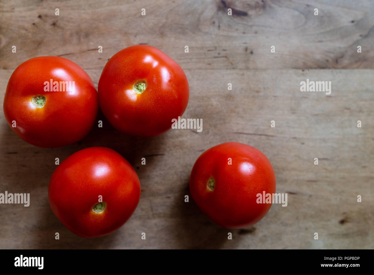 Blick von oben auf die reife rote Tomaten auf Holz Schneidebrett Stockfoto