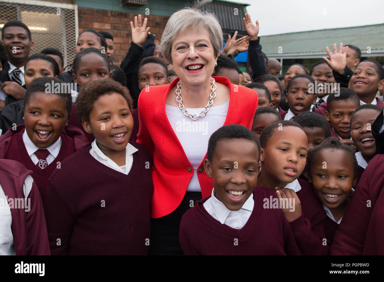 Premierminister Theresa May trifft Studenten und Mitarbeiter an I.D. Mkize Secondary School in Kapstadt, die gekoppelt ist mit Whitby High School in Yorkshire. Die beiden Schulen sind Teil des British Council finanziert Teacher Exchange System mit der Bezeichnung 'Connected Classrooms". Der Premierminister ist am ersten Tag ihrer Reise nach Südafrika, Nigeria und Kenia auf einer Mission für das UK-Brexit Vermögen zu stärken. Stockfoto
