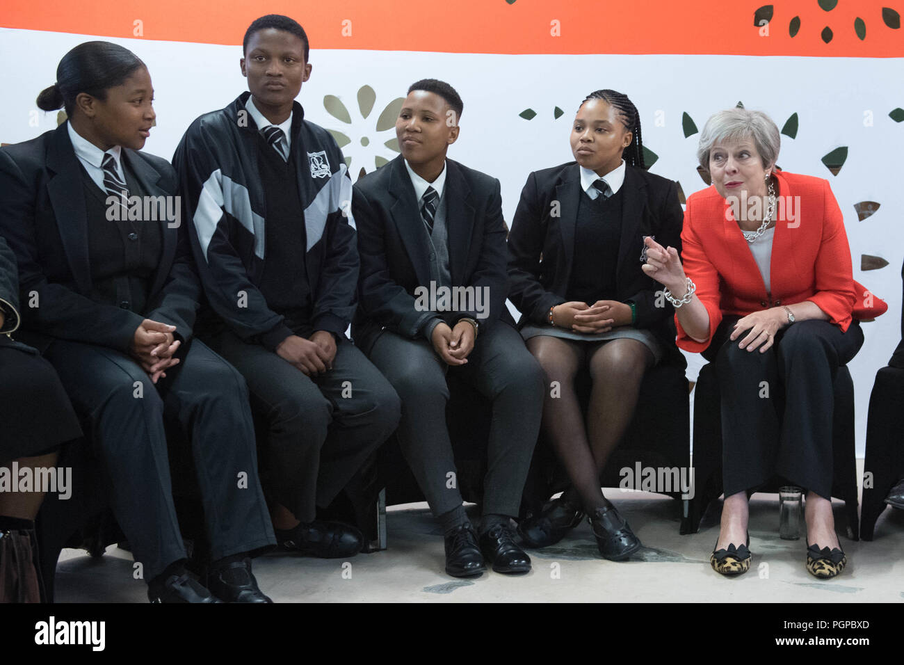 Premierminister Theresa May trifft Studenten und Mitarbeiter an I.D. Mkize Secondary School in Kapstadt, die gekoppelt ist mit Whitby High School in Yorkshire. Die beiden Schulen sind Teil des British Council finanziert Teacher Exchange System mit der Bezeichnung 'Connected Classrooms". Der Premierminister ist am ersten Tag ihrer Reise nach Südafrika, Nigeria und Kenia auf einer Mission für das UK-Brexit Vermögen zu stärken. Stockfoto