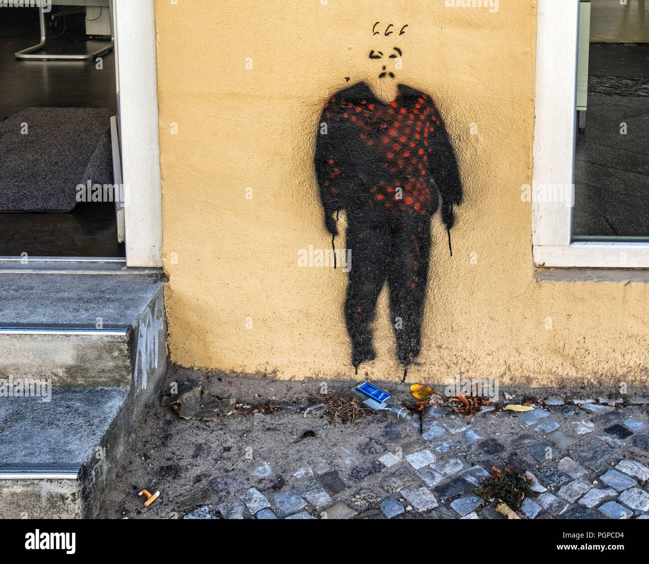 Berlin, Mitte, Blick auf die Straße. Brunnestrasse Gebäude mit Street Art und gepflasterten Gehsteig Stockfoto