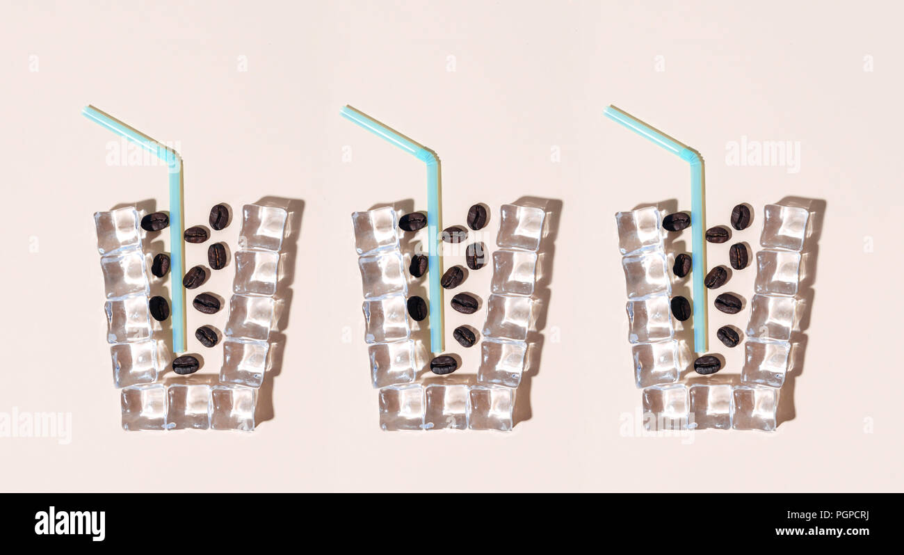 Kalte Gebräu Eiskaffee in Glas und Kaffeebohnen auf trendige Hintergrund. Stockfoto
